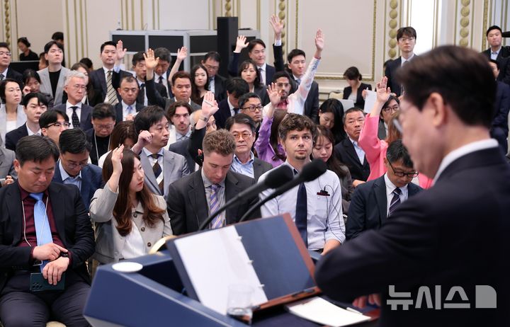 [서울=뉴시스] 김진아 기자 = 이재명 대통령이 18일 청와대 영빈관에서 열린 기자회견 '국민의 뜻, 국민의 삶 더 살피겠습니다'에서 취재진 질문을 받고 있다. 2026.09.18. bluesoda@newsis.com