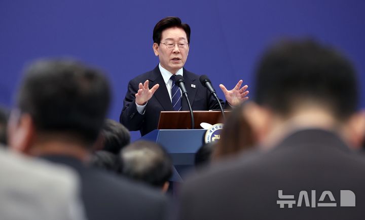 [서울=뉴시스] 김진아 기자 = 이재명 대통령이 18일 청와대 영빈관에서 열린 기자회견 '국민의 뜻, 국민의 삶 더 살피겠습니다'에서 질문에 답변하고 있다. 2026.09.18. bluesoda@newsis.com