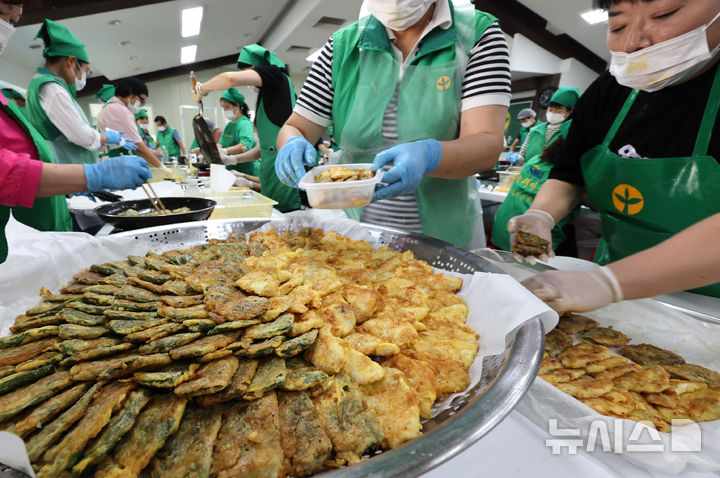 [울산=뉴시스] 취약계층을 위한 명절 음식을 만드는 새마을부녀회원들. (사진=뉴시스 DB). photo@newsis.com 