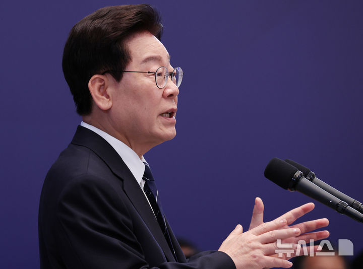 [서울=뉴시스] 김진아 기자 = 이재명 대통령이 18일 청와대 영빈관에서 열린 기자회견 '국민의 뜻, 국민의 삶 더 살피겠습니다'에서 질문에 답변하고 있다. 2026.09.18. bluesoda@newsis.com