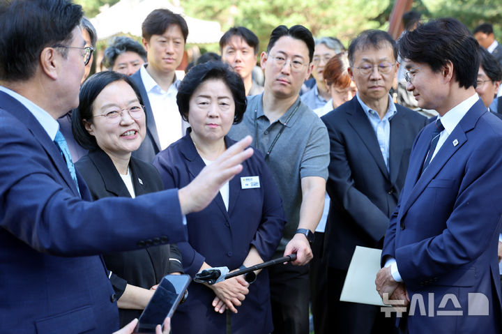 [서울=뉴시스] 박영태 기자 = 한성숙 국무총리가 18일 오전 서울 노원구 공릉동 태릉골프장 인근 강릉에서 서준오 노원구청장으로부터 주택공급 현황 및 추진계획을 보고받고 있다. 왼쪽은 우원식 의원. 2026.09.18. since1999@newsis.com