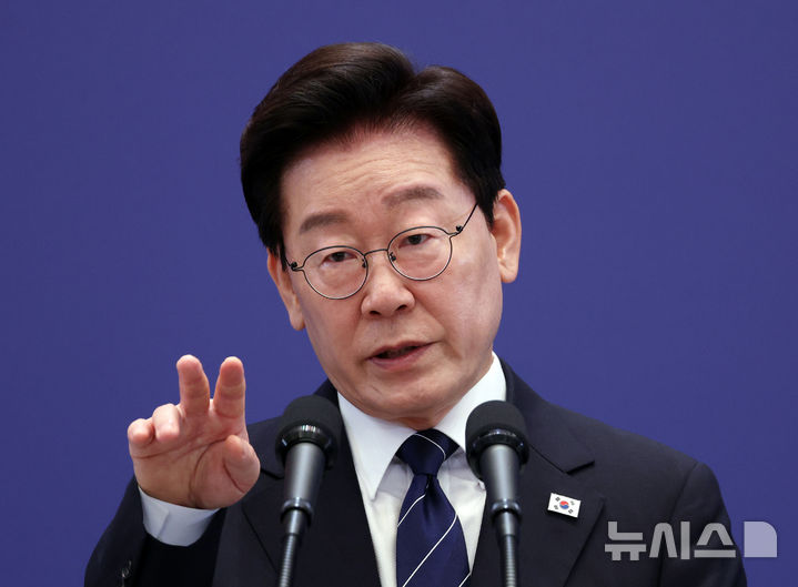 [서울=뉴시스] 김진아 기자 = 이재명 대통령이 18일 청와대 영빈관에서 열린 기자회견 '국민의 뜻, 국민의 삶 더 살피겠습니다'에서 질문에 답변하고 있다. 2026.09.18. bluesoda@newsis.com