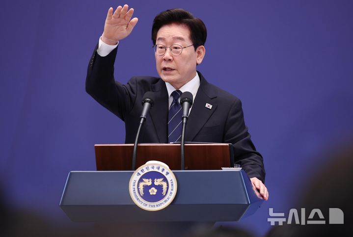 [서울=뉴시스] 김진아 기자 = 이재명 대통령이 18일 청와대 영빈관에서 열린 기자회견 '국민의 뜻, 국민의 삶 더 살피겠습니다'에서 취재진 질문에 답변하고 있다. 2026.09.18. bluesoda@newsis.com