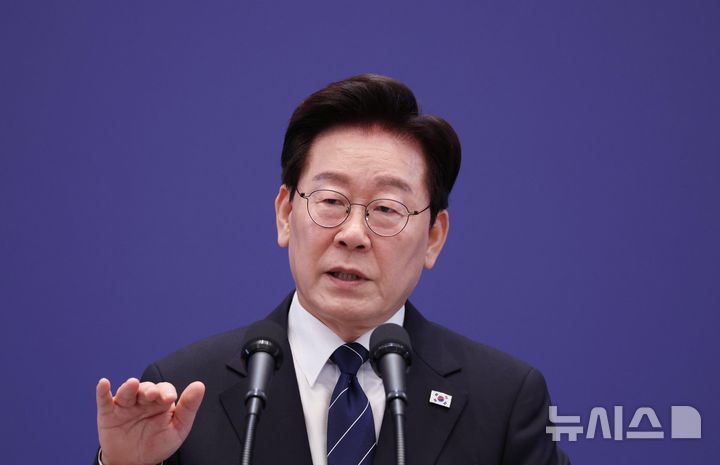 [서울=뉴시스] 김진아 기자 = 이재명 대통령이 18일 청와대 영빈관에서 열린 기자회견 '국민의 뜻, 국민의 삶 더 살피겠습니다'에서 취재진 질문에 답변하고 있다. 2026.09.18. bluesoda@newsis.com