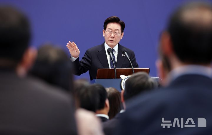 [서울=뉴시스] 김진아 기자 = 이재명 대통령이 18일 청와대 영빈관에서 열린 기자회견 '국민의 뜻, 국민의 삶 더 살피겠습니다'에서 취재진 질문에 답변하고 있다. 2026.09.18. bluesoda@newsis.com