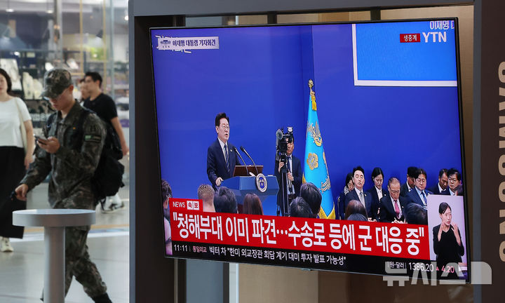 [서울=뉴시스] 김명년 기자 = 18일 서울 용산구 서울역 대합실에서 시민들이 TV를 통해 이재명 대통령의 기자회견을 지켜보고 있다. 2026.09.18. kmn@newsis.com