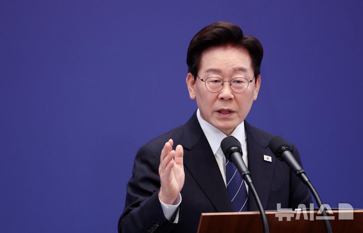 [서울=뉴시스] 김진아 기자 = 이재명 대통령이 18일 청와대 영빈관에서 열린 기자회견 '국민의 뜻, 국민의 삶 더 살피겠습니다'에서 취재진 질문에 답변하고 있다. 2026.09.18. bluesoda@newsis.com