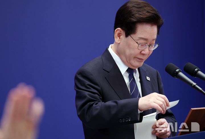 [서울=뉴시스] 김진아 기자 = 이재명 대통령이 18일 청와대 영빈관에서 열린 기자회견 '국민의 뜻, 국민의 삶 더 살피겠습니다'에서 메모지를 넘기고 있다. 2026.09.18. bluesoda@newsis.com