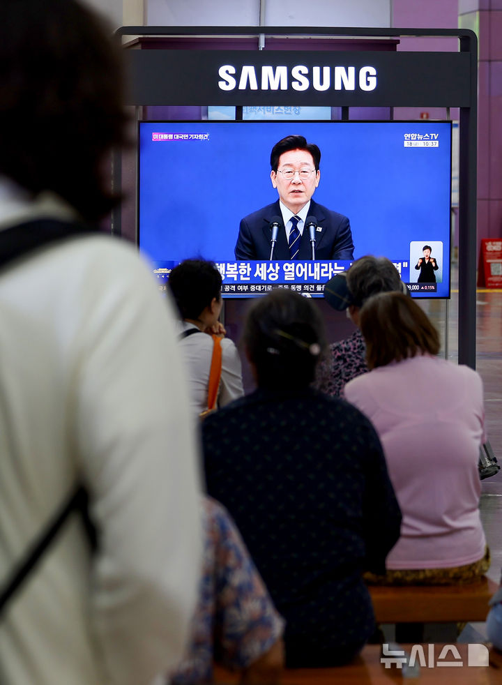 [대구=뉴시스] 이무열 기자 = 18일 대구 동구 동대구역 대합실에서 시민들이 이재명 대통령의 기자회견 방송을 지켜보고 있다. 2026.09.18. lmy@newsis.com