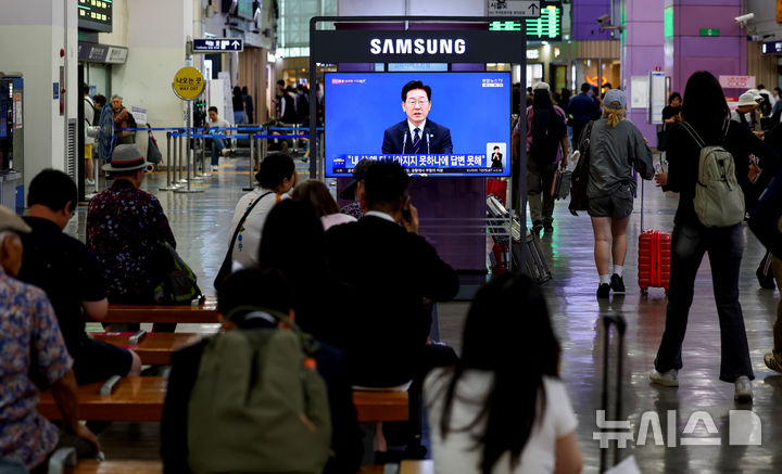 [대구=뉴시스] 이무열 기자 = 18일 대구 동구 동대구역 대합실에서 시민들이 이재명 대통령의 기자회견 방송을 지켜보고 있다. 2026.09.18. lmy@newsis.com