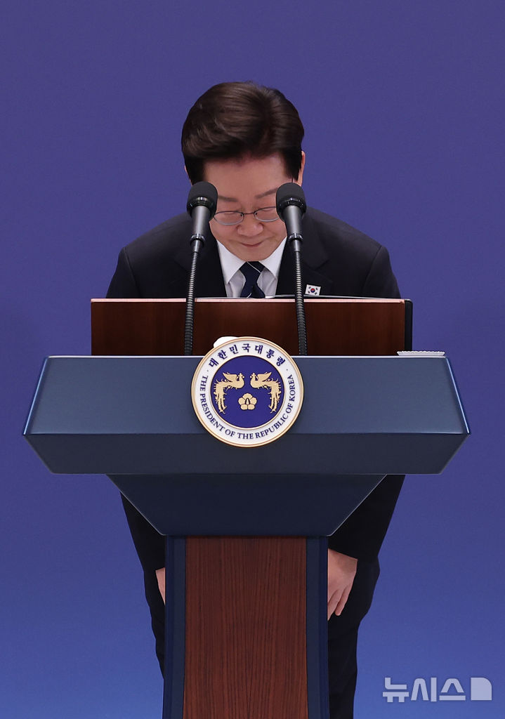 [서울=뉴시스] 김진아 기자 = 이재명 대통령이 18일 청와대 영빈관에서 기자회견 '국민의 뜻, 국민의 삶 더 살피겠습니다'를 마친 뒤 인사를 하고 있다. 2026.09.18. bluesoda@newsis.com