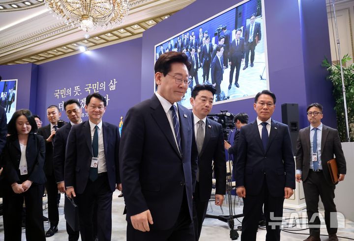 [서울=뉴시스] 김진아 기자 = 이재명 대통령이 18일 청와대 영빈관에서 기자회견 '국민의 뜻, 국민의 삶 더 살피겠습니다'를 마친 뒤 강훈식 비서실장과 이동하고 있다. 2026.09.18. bluesoda@newsis.com