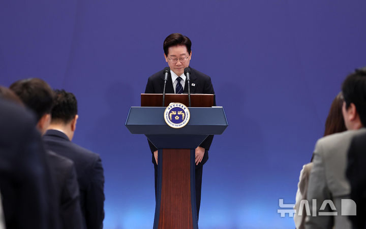 [서울=뉴시스] 김진아 기자 = 이재명 대통령이 18일 청와대 영빈관에서 기자회견 '국민의 뜻, 국민의 삶 더 살피겠습니다'를 마친 뒤 인사하고 있다. 2026.09.18. bluesoda@newsis.com