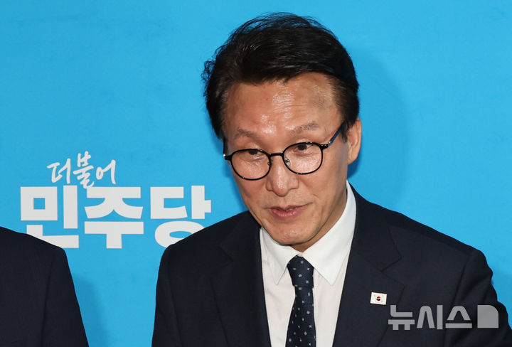 [서울=뉴시스] 최진석 기자 = 김민석 더불어민주당 대표가 18일 여의도 국회에서 이재명 대통령의 기자회견 관련 브리핑을 하고 있다. 2026.09.18. myjs@newsis.com