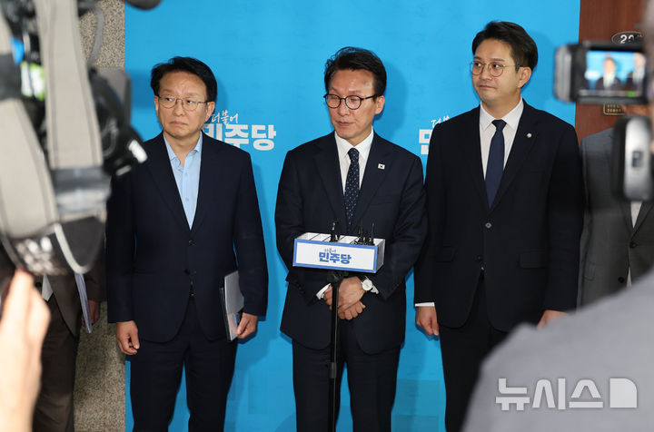 [서울=뉴시스] 최진석 기자 = 김민석 더불어민주당 대표가 18일 여의도 국회에서 이재명 대통령의 기자회견 관련 브리핑을 하고 있다. 2026.09.18. myjs@newsis.com