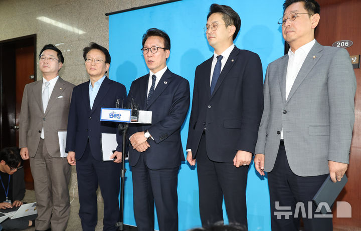 [서울=뉴시스] 최진석 기자 = 김민석 더불어민주당 대표가 18일 여의도 국회에서 이재명 대통령의 기자회견 관련 브리핑을 하고 있다. 2026.09.18. myjs@newsis.com