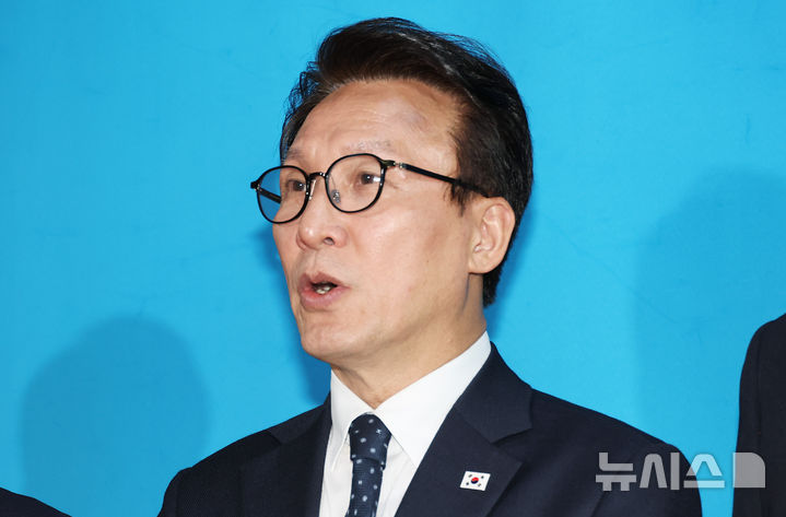 [서울=뉴시스] 최진석 기자 = 김민석 더불어민주당 대표가 18일 여의도 국회에서 이재명 대통령의 기자회견 관련 브리핑을 하고 있다. 2026.09.18. myjs@newsis.com