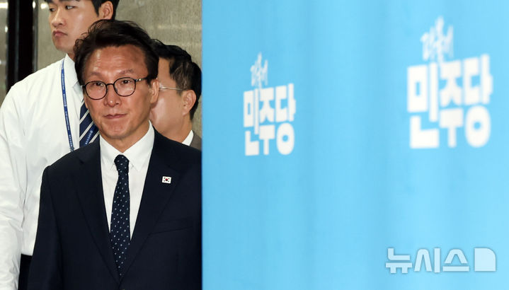 [서울=뉴시스] 최진석 기자 = 김민석 더불어민주당 대표가 18일 여의도 국회에서 이재명 대통령의 기자회견 관련 브리핑을 위해 입장하고 있다. 2026.09.18. myjs@newsis.com