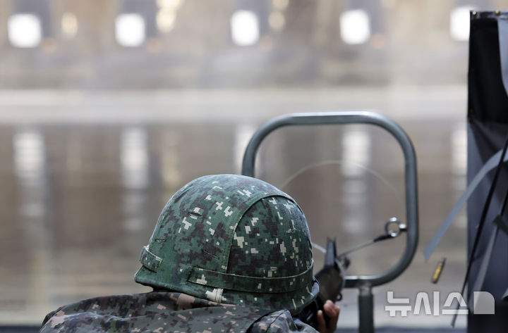  [부산=뉴시스] 하경민 기자 = 18일 부산 기장군 육군 53사단 부산여단 부산예비군훈련대 실내사격장에서 예비군들이 실탄 사격 훈련을 하고 있다. 3개 훈련장을 동시에 운용하는 군 최초 A형 과학화예비군훈련장인 부산예비군훈련대는 그동안 부산 4곳으로 분산된 예비군 훈련을 통합해 전담하며, 실내사격장과 VR영상모의사격장, 시가지전투훈련장, 드론·대드론 훈련 등 과학화된 훈련시설을 갖추고 있다. 2026.09.18. yulnetphoto@newsis.com