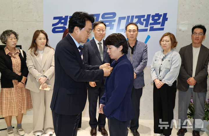 [수원=뉴시스] 김종택 기자 = 안민석 경기도교육감이 18일 경기 수원시 영통구 경기도교육청에서 교권보호전담관들에게 뱃지를 수여하고 있다. 이날 교권 침해 사안의 초기 대응부터 교원의 회복까지 지원하는 교권보호전담권의 역활과 운영 기준을 담은 '경기도 교욱청 교권보호전담관 운영 조례안'이 본회의를 통과했다. 2026.09.18. jtk@newsis.com