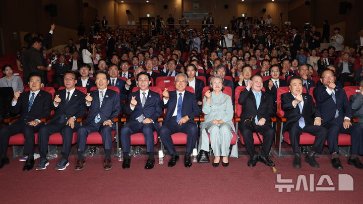 [서울=뉴시스] 고범준 기자 = 문재인 전 대통령과 김정숙여사가 18일 서울 여의도 국회 의원회관 대회의실에서 열린 9.19 평양공동선언 및 남북군사합의 8주년 기념식에서 참석자들과 기념촬영을 하고 있다. 2026.09.18. bjko@newsis.com 