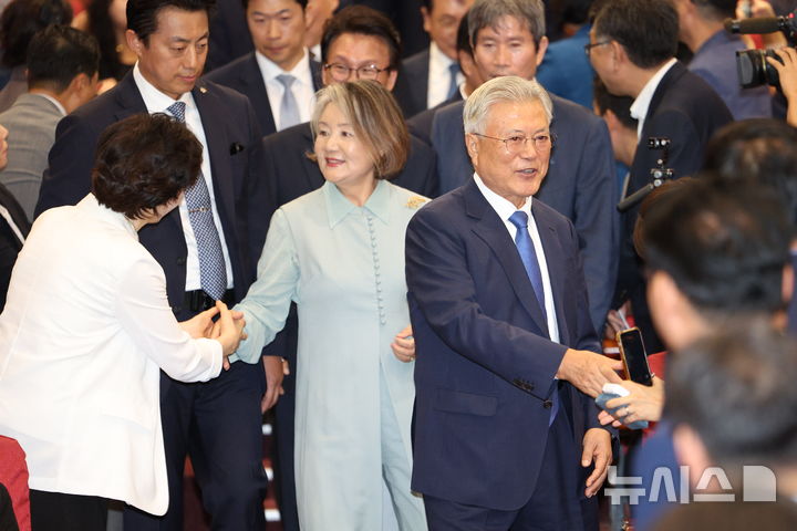 [서울=뉴시스] 고범준 기자 = 문재인 전 대통령과 김정숙 여사가 18일 서울 여의도 국회 의원회관 대회의실에서 열린 9.19 평양공동선언 및 남북군사합의 8주년 기념식에서 참석자들과 인사를 하고 있다. 2026.09.18. bjko@newsis.com 