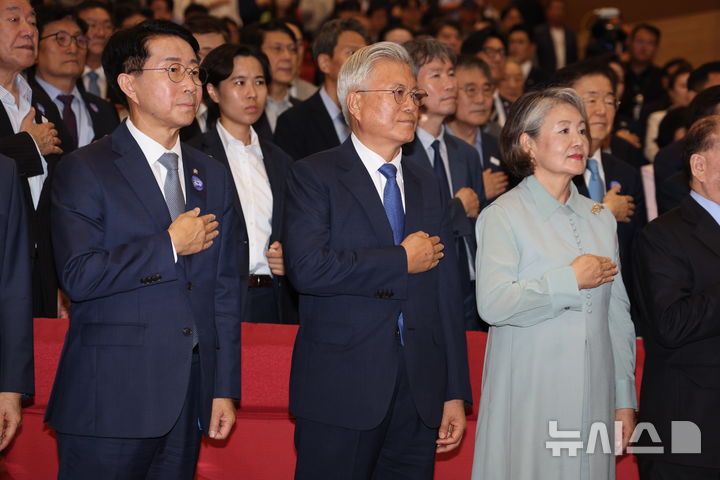 [서울=뉴시스] 고범준 기자 = 문재인 전 대통령과 김정숙 여사, 조정식 국회의장 등 참석자들이 18일 서울 여의도 국회 의원회관 대회의실에서 열린 9.19 평양공동선언 및 남북군사합의 8주년 기념식에서 국민의례를 하고 있다. 2026.09.18. bjko@newsis.com 
