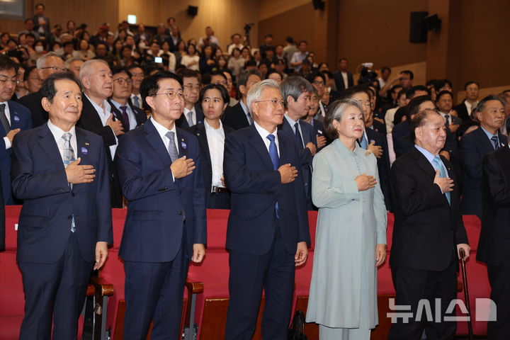 [서울=뉴시스] 고범준 기자 = 문재인 전 대통령과 김정숙 여사, 조정식 국회의장 등 참석자들이 18일 서울 여의도 국회 의원회관 대회의실에서 열린 9.19 평양공동선언 및 남북군사합의 8주년 기념식에서 국민의례를 하고 있다. 2026.09.18. bjko@newsis.com 