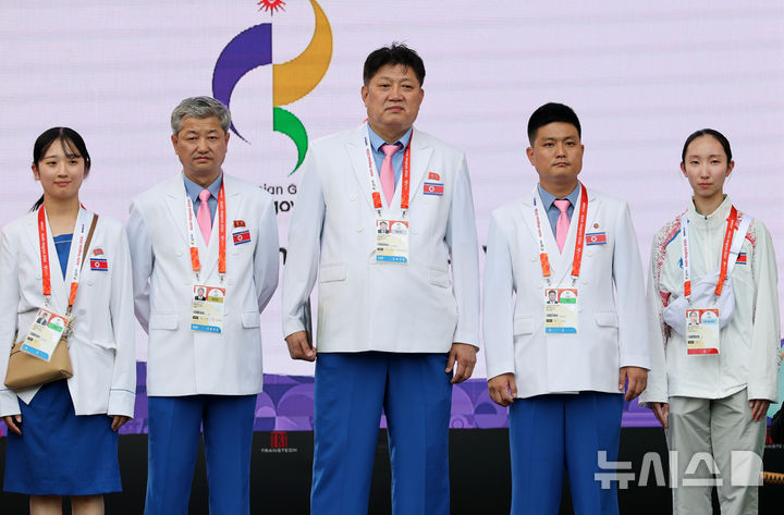 [나고야=뉴시스] 황준선 기자 = 박천종 선수단장을 비롯한 북한 선수단이 18일 오후 일본 나고야향 인근에 마련된 2026 아이치·나고야 아시안게임 선수촌에서 열린 입촌식에서 기념사진을 촬영하고 있다. 2026.09.18. hwang@newsis.com