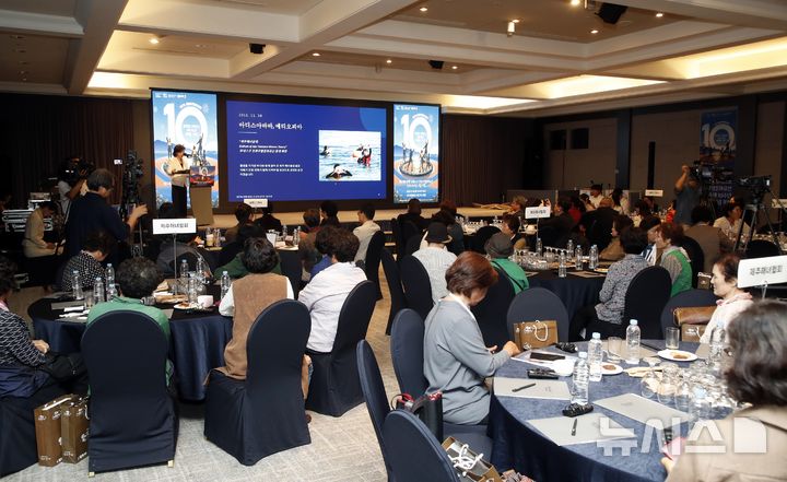 [제주=뉴시스] 우장호 기자 = 박상미(하버드대학교 인류학 박사) 전 주유네스코대한민국 대표 부대사가 18일 오후 제주시 연동 메종글래드 제주 호텔 크리스탈홀에서 열린 '제주해녀문화 유네스코 인류무형문화유산 등재 10주년 기념 포럼'에서 '변화하는 세계속의 살아있는 유산'을 주제로 기조연설을 하고 있다. 이번 기념 포럼은 제주도 주최 제주관광공사 주관으로 국가유산청과 해양수산부가 후원했으며 유네스코, FAO, 세계관광기구 등 유관기관 관계자가 참석한 가운데 진행됐다. 2026.09.18. woo1223@newsis.com