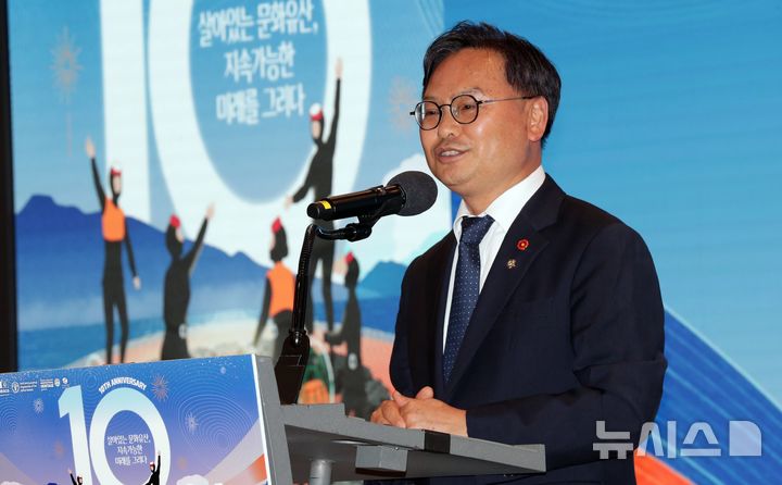 [제주=뉴시스] 우장호 기자 = 김성범(서귀포시) 더불어민주당 국회의원이 18일 오후 제주시 연동 메종글래드 제주 호텔 크리스탈홀에서 열린 '제주해녀문화 유네스코 인류무형문화유산 등재 10주년 기념 포럼'에서 축사를 하고 있다. 이번 기념 포럼은 제주도 주최 제주관광공사 주관으로 국가유산청과 해양수산부가 후원했으며 유네스코, FAO, 세계관광기구 등 유관기관 관계자가 참석한 가운데 진행됐다. 2026.09.18. woo1223@newsis.com