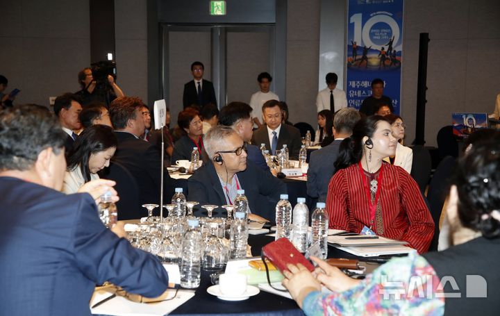 [제주=뉴시스] 우장호 기자 = 18일 오후 제주시 연동 메종글래드 제주 호텔 크리스탈홀에서 '제주해녀문화 유네스코 인류무형문화유산 등재 10주년 기념 포럼'이 열리고 있다. 이번 기념 포럼은 제주도 주최 제주관광공사 주관으로 국가유산청과 해양수산부가 후원했으며 유네스코, FAO, 세계관광기구 등 유관기관 관계자가 참석한 가운데 진행됐다. 2026.09.18. woo1223@newsis.com