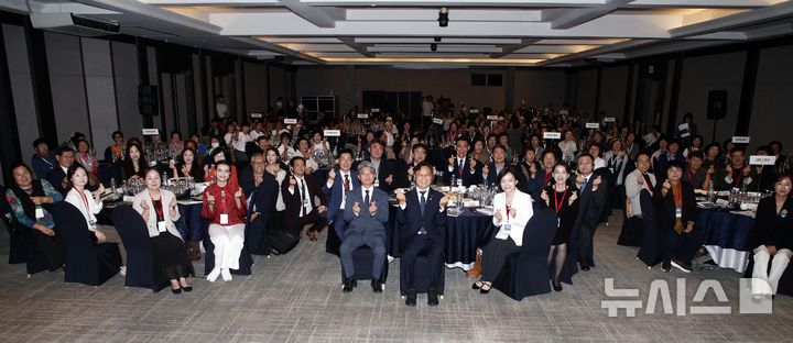 [제주=뉴시스] 우장호 기자 = 18일 오후 제주시 연동 메종글래드 제주 호텔 크리스탈홀에서 열린 '제주해녀문화 유네스코 인류무형문화유산 등재 10주년 기념 포럼'에서 참석자들이 기념촬영을 하고 있다. 이번 기념 포럼은 제주도 주최 제주관광공사 주관으로 국가유산청과 해양수산부가 후원했으며 유네스코, FAO, 세계관광기구 등 유관기관 관계자가 참석한 가운데 진행됐다. 2026.09.18. woo1223@newsis.com