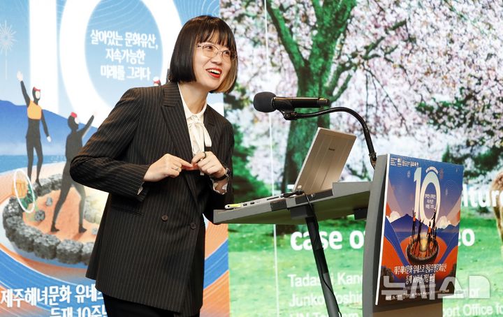 [제주=뉴시스] 우장호 기자 = 요시다 준코 아시아태평양사무소 코디네이터가 18일 오후 제주시 연동 메종글래드 제주 호텔 크리스탈홀에서 열린 '제주해녀문화 유네스코 인류무형문화유산 등재 10주년 기념 포럼'에서 공동체와 자연이 공존하는 해양 유산의 미래를 주제로 기조연설을 하고 있다. 이번 기념 포럼은 제주도 주최 제주관광공사 주관으로 국가유산청과 해양수산부가 후원했으며 유네스코, FAO, 세계관광기구 등 유관기관 관계자가 참석한 가운데 진행됐다. 2026.09.18. woo1223@newsis.com