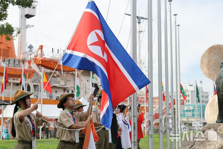 [나고야=뉴시스] 황준선 기자 = 18일 오후 일본 나고야향 인근에 마련된 2026 아이치·나고야 아시안게임 선수촌에서 열린 입촌식에서 인공기가 게양되고 있다. 2026.09.18. hwang@newsis.com