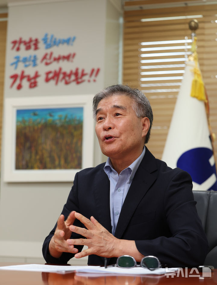 [서울=뉴시스] 김명년 기자 = 김현기 강남구청장이 18일 오후 서울 강남구청에서 뉴시스와 인터뷰하고 있다. 2026.09.18. kmn@newsis.com