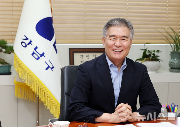 [서울=뉴시스] 김명년 기자 = 김현기 강남구청장이 18일 오후 서울 강남구청에서 뉴시스와 인터뷰하고 있다. 2026.09.18. kmn@newsis.com