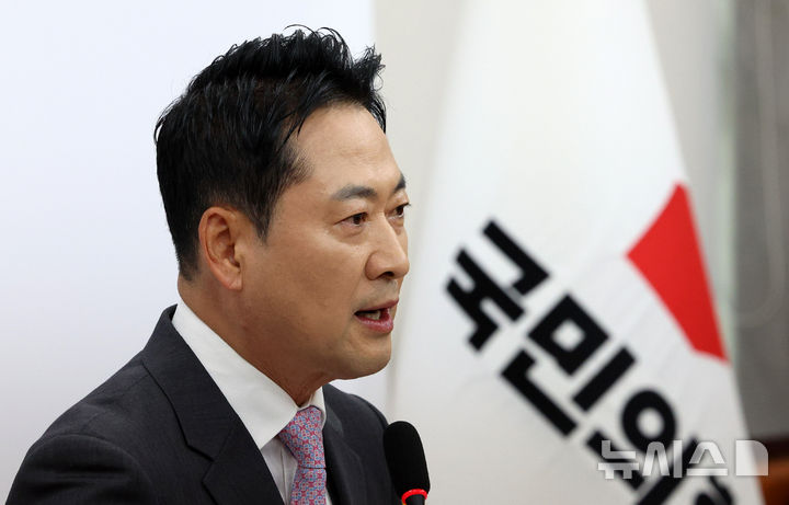 [서울=뉴시스] 고범준 기자 = 장동혁 국민의힘 대표가 18일 서울 여의도 국회에서 이재명 대통령의 기자회견 관련 기자간담회를 하고 있다. 2026.09.18. bjko@newsis.com