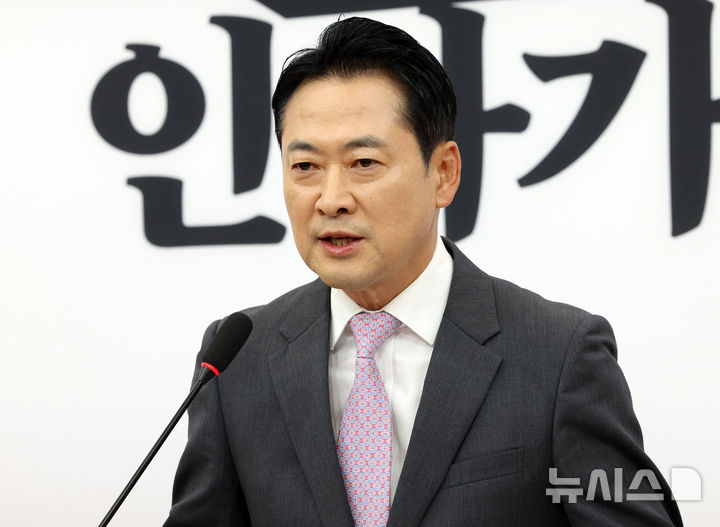 [서울=뉴시스] 고범준 기자 = 장동혁 국민의힘 대표가 18일 서울 여의도 국회에서 이재명 대통령의 기자회견 관련 기자간담회를 하고 있다. 2026.09.18. bjko@newsis.com