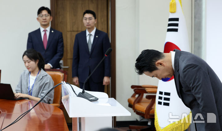 [서울=뉴시스] 고범준 기자 = 장동혁 국민의힘 대표가 18일 서울 여의도 국회에서 이재명 대통령의 기자회견 관련 기자간담회에 앞서 인사하고 있다. 2026.09.18. bjko@newsis.com