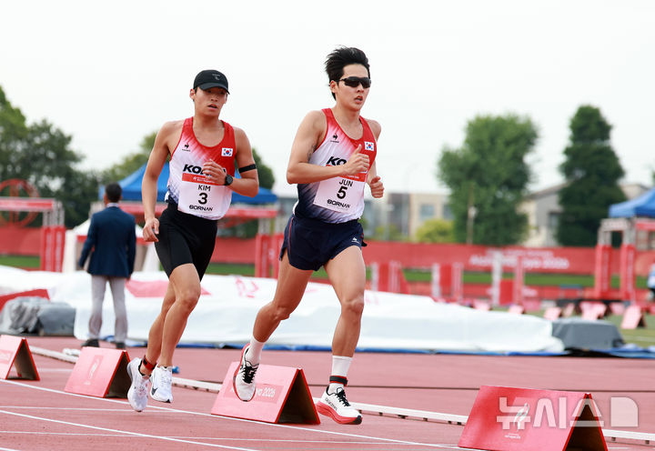 [안조=뉴시스] 이영환 기자 = 18일 오후(현시 시간) 일본 아이치현 안조시 안조스포츠파크에서 열린 2026 아이치·나고야 아시안게임 근대 5종남자 준결승 장애물에서 전웅태(오른쪽)와 김영하가 경기를 펼치고 있다. 2026.09.18. 20hwan@newsis.com