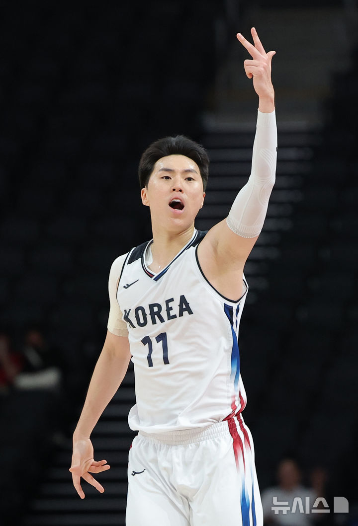 [나고야=뉴시스] 김금보 기자 = 18일 오후(현시시간) 일본 아이치현 나고야시 아이치 인터내셔널 아레나에서 열린 2026 아이치·나고야 아시안게임 남자 농구 준결승 한국과 이란의 경기 3쿼터, 한국 이우석이 3점슛을 성공한 뒤 세리머니를 하고 있다. 2026.09.18. kgb@newsis.com