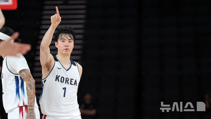 [나고야=뉴시스] 김금보 기자 = 18일 오후(현시시간) 일본 아이치현 나고야시 아이치 인터내셔널 아레나에서 열린 2026 아이치·나고야 아시안게임 남자 농구 준결승 한국과 이란의 경기, 한국 이현중이 득점 후 동료들과 환호하고 있다. 2026.09.18. kgb@newsis.com