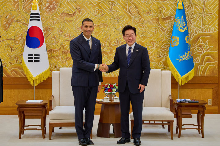 [서울=뉴시스] 김진아 기자 = 이재명 대통령이 18일 청와대에서 칼둔 칼리파 알 무바라크 아랍에미리트(UAE) 아부다비 행정청장을 접견하기 앞서 기념촬영을 하고 있다. (사진=청와대 제공) 2026.09.18. photo@newsis.com *재판매 및 DB 금지