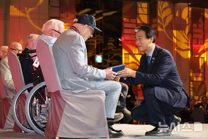 [서울=뉴시스] 고승민 기자 = 권오을 국가보훈부 장관이 18일 서울 중구 앰배서더 서울 풀만에서 열린 유엔참전용사 재방한 감사 만찬에서 유엔참전용사에게 평화의 사도 메달을 수여하고 있다. 2026.09.18. kkssmm99@newsis.com