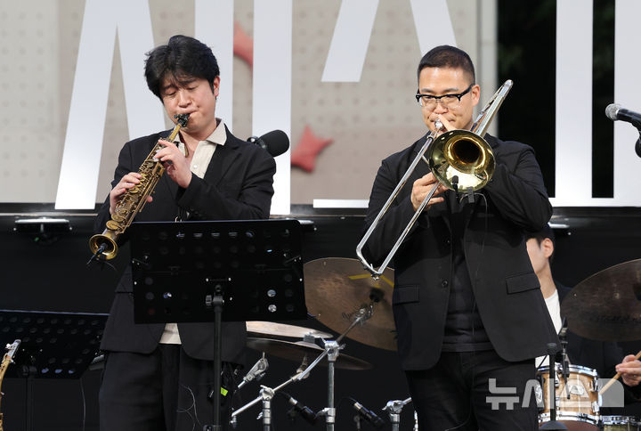[수원=뉴시스] 김종택 기자 = '2026 수원재즈페스티벌'이 열린 18일 오후 경기 수원시 광교호수공원 재미난 밭에 마련된 무대에서 러쉬라이프 재즈밴드가 열띤 공연을 펼치고 있다. 2026.09.18. jtk@newsis.com