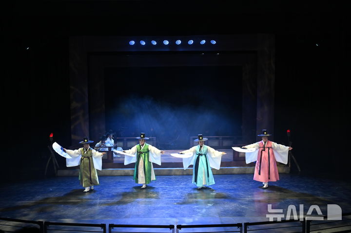 [서울=뉴시스]17일 서울 중구 국립극장 달오름극장에서 열린 창무극 '희경루방회도'의 한 장면. 젊은 시절의 홍서룡과 세 친구(오장환, 임충일, 이오택)가 희경루에 모여 부채를 펼쳐 들고 호연지기를 노래하며 춤을 추고 있다. (사진=전남광주통합특별시립창극단 제공)