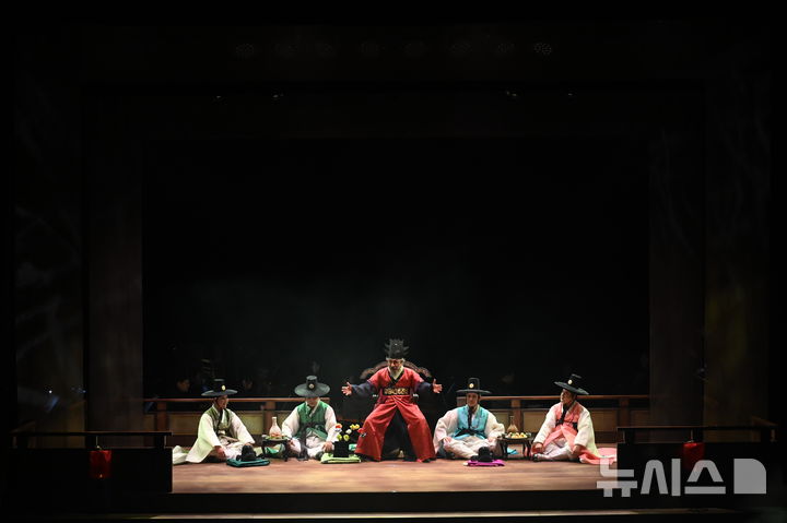  [서울=뉴시스]17일 서울 중구 국립극장 달오름극장에서 열린 창무극 '희경루방회도'의 희경루 연회 장면. 과거 시험에서 장원급제한 서룡과 친구들이 홍대감(가운데) 옆에 앉아 있다. (사진=전남광주통합특별시립창극단 제공)