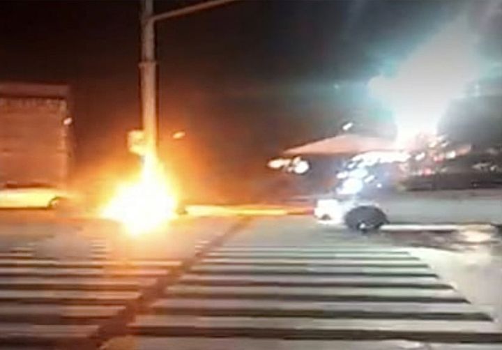 오토바이가 연석 들이받아 불… 20대 운전자 사망
