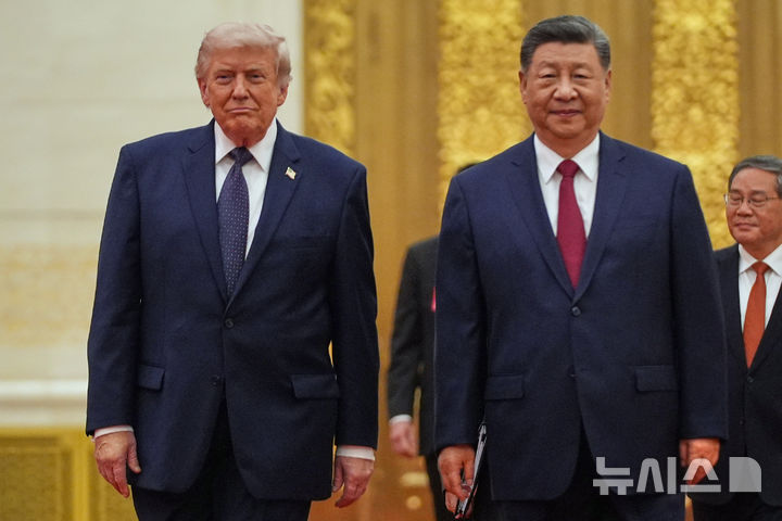 [베이징=AP/뉴시스] 홍콩 사우스차이나모닝포스트(SCMP)는 19일 복수의 소식통을 인용해 도널드 트럼프 미국 행정부가 오는 11월 중국 선전에서 열리는 아시아태평양경제협력체(APEC) 정상회의 이후로 대만 무기 판매 발표를 미루는 방안을 검토하고 있다고 보도했다. 사진은 도널드 트럼프(왼쪽) 미국 대통령과 시진핑 중국 국가주석이 지난 5월14일 중국 베이징 인민대회당에서 열린 국빈 만찬에 입장하는 모습. 2026.09.19.